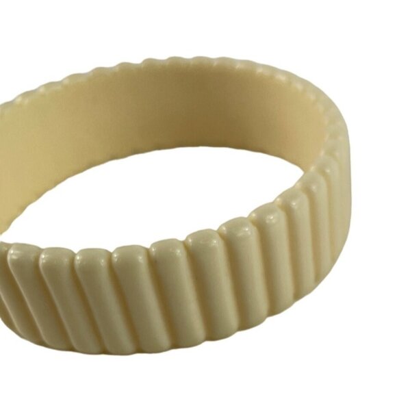 Vintage Cream Ribbed Bakelite Bangle Bracelet Jewelry Accessory - Picture 4 of 8